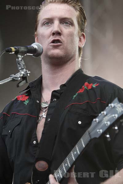 QUEENS OF THE STONE AGE - 2007-07-01 - CERGY - Base de Loisirs - Joshua Michael Homme III